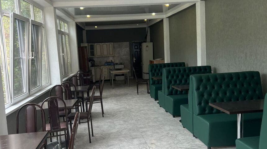 Гостевой дом Изумрудный в г.Гагра кухня и столовая.jpg