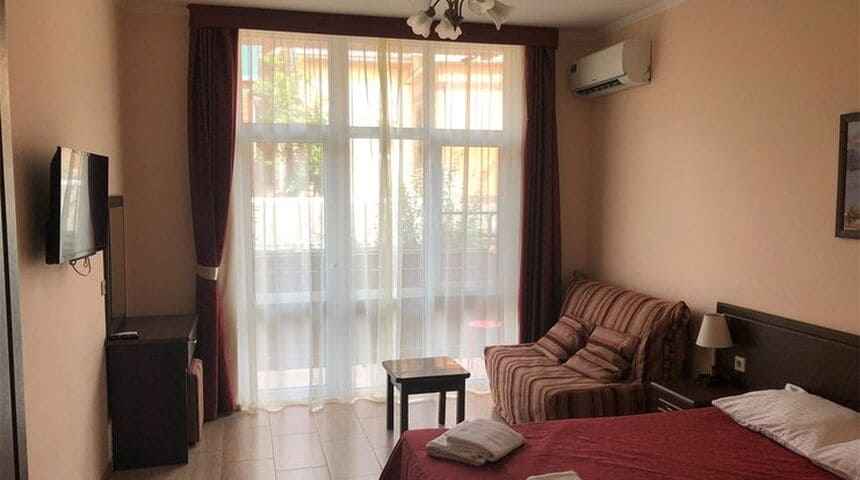 Гостевой дом Тельмана 23 в Геленджике- вид на окно.jpg