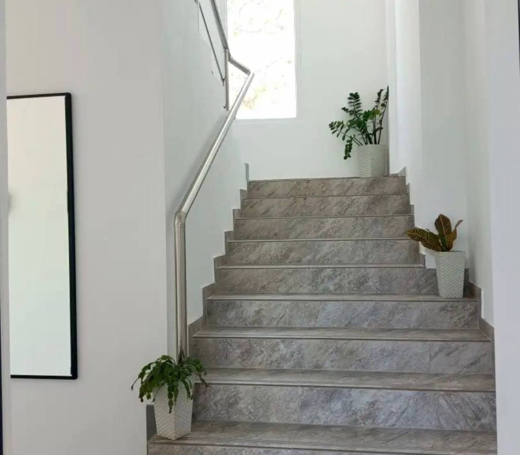 Гостевой дом Амина - лестница на второй этаж.jpg