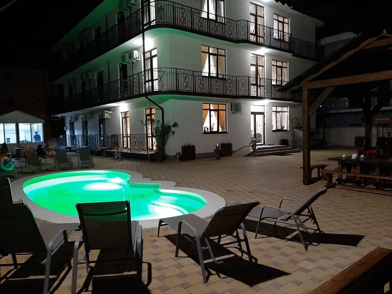 Гостевой дом Orio в Кабардинке вечером.jpg