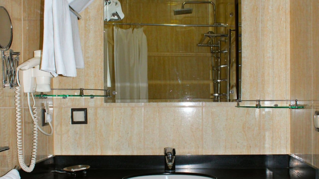 Одноместный Single санаторий Westa санузел.jpg Одноместный Single санаторий Westa санузел.jpg