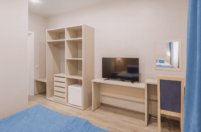 Стенка и телевизор в отеле Ивмонтан.png Стенка и телевизор в отеле Ивмонтан.png