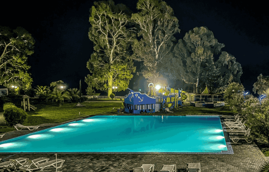 Отель Анакопия Клаб 3 бассейн вечеромg.png