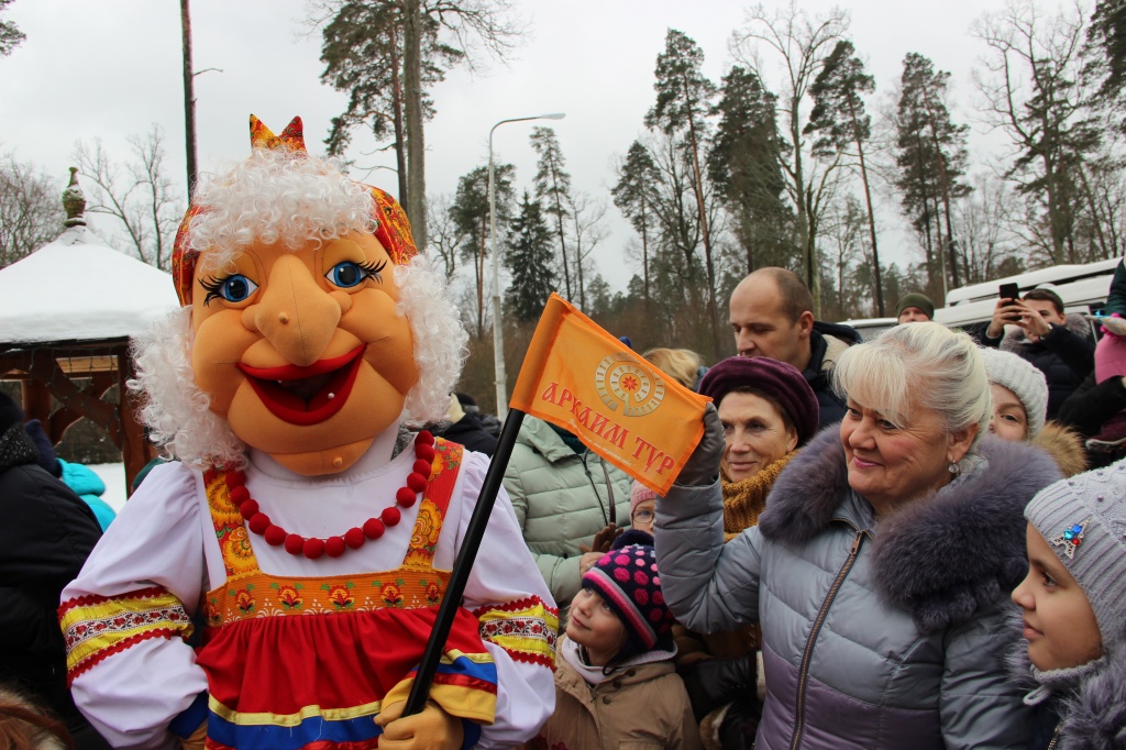 В поместье Деда мороза ходят множество сказочных персонажей одним из них является Баба Яга