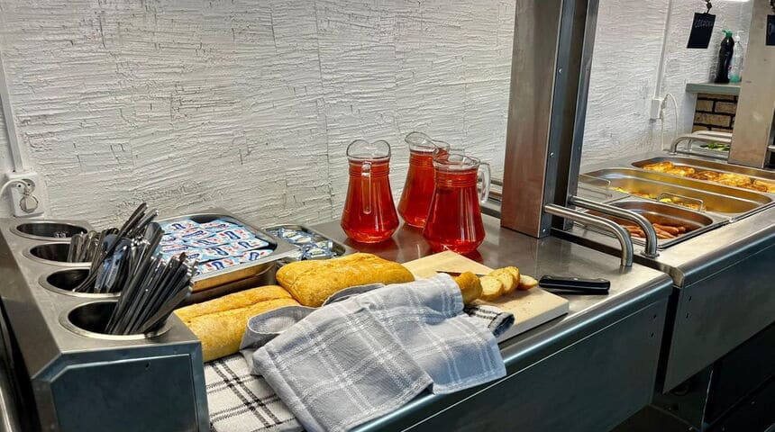 Гостиница Морриса в Сортавале- кафе в гсотинице ассортимент.jpg