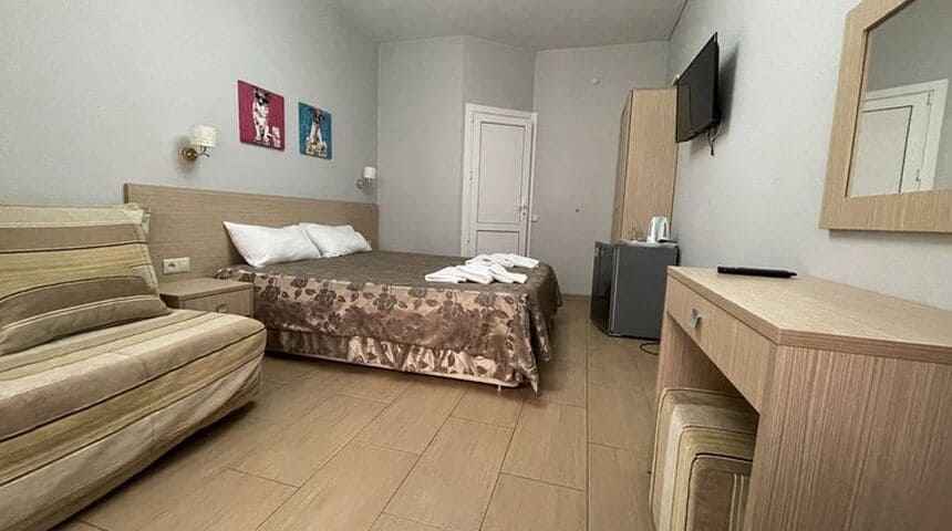 Гостевой дом Тельмана 23 в Геленджике- двуспальная кровать.jpg