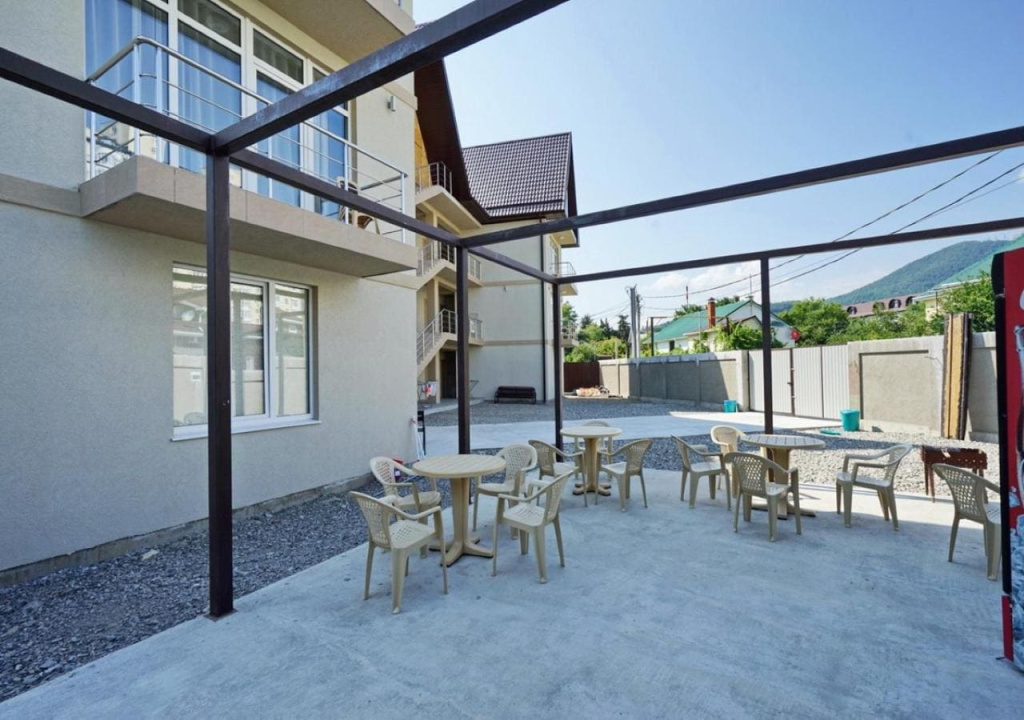 Гсотевой дом Валенсия в Лазаревском-дворик.jpg