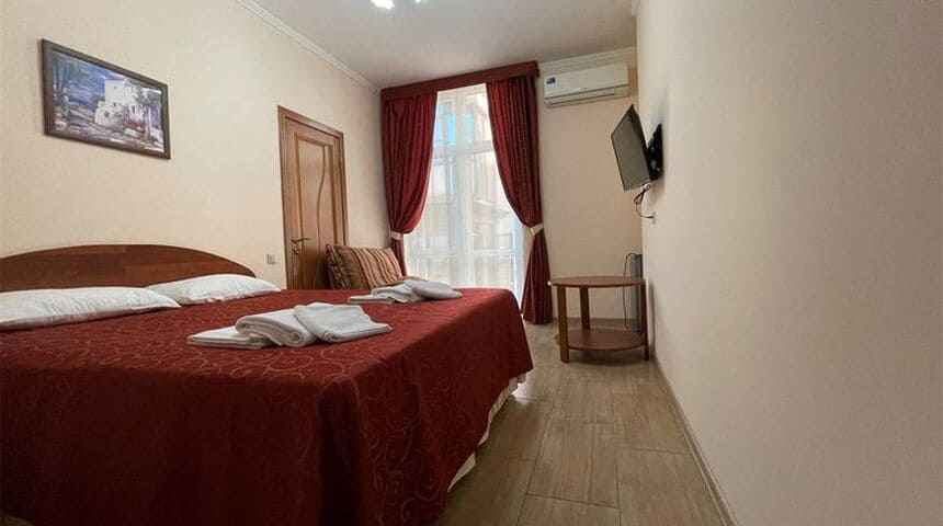 Гостевой дом Тельмана 23 в Геленджике- общий вид в номере с двуспальной кроватью.jpg