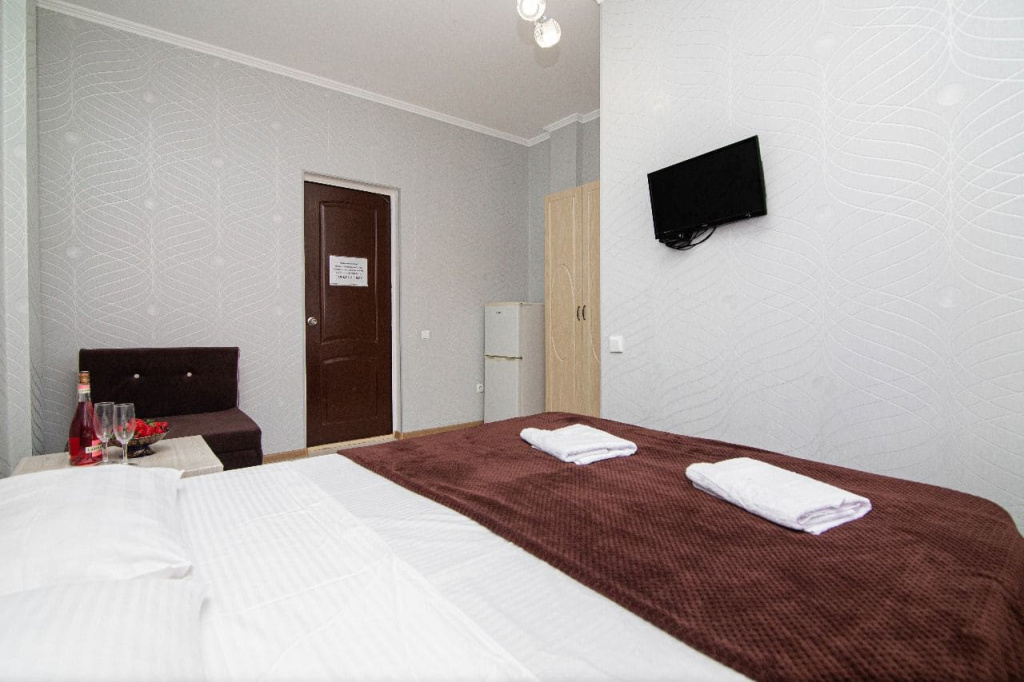 Гостевой дом Солнышко в Геленджике, номер с телевизором.jpg