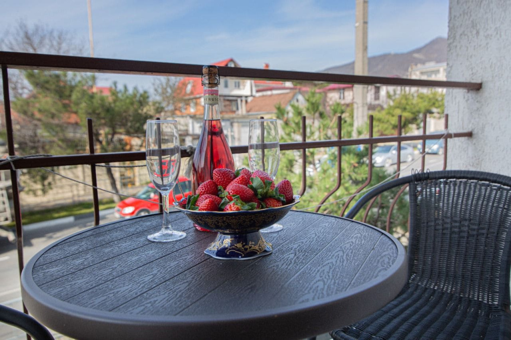 Гостевой дом Солнышко в Геленджике, глубника с шампанским.jpg