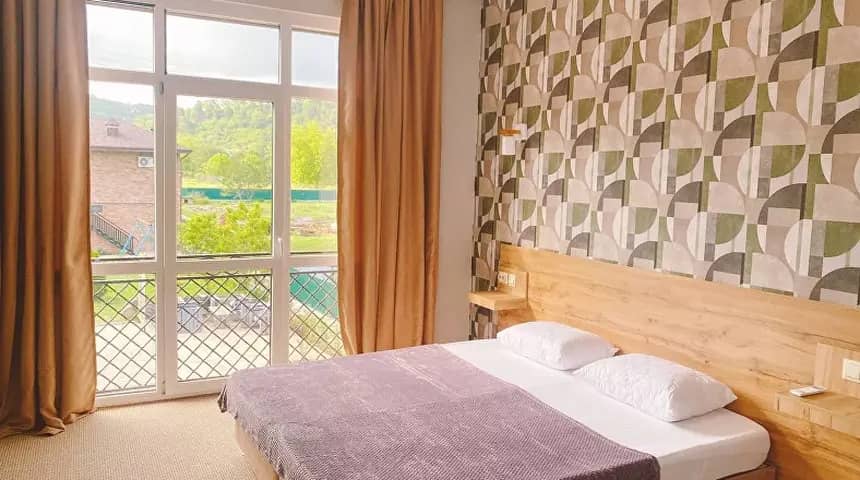 Отель Глория в Лдзаа на поезде.jpg