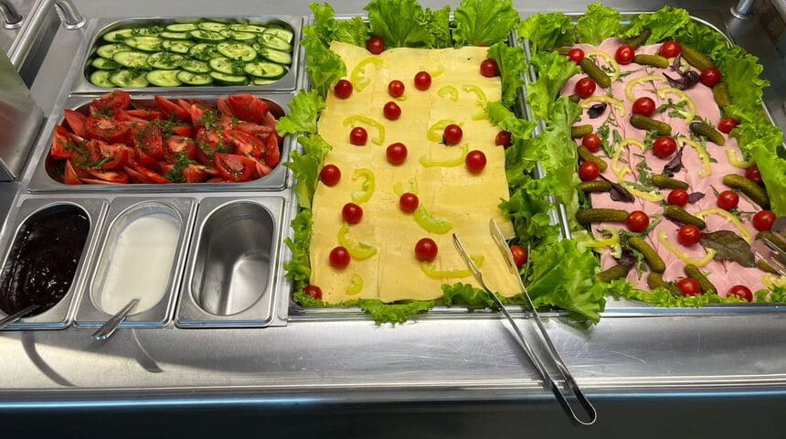 Гостиница Морриса в Сортавале- ассортимент в кафе.jpg