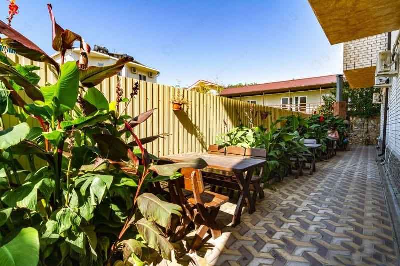 Гостевой дом у моря, Джемете- лавочки и стулья.jpg