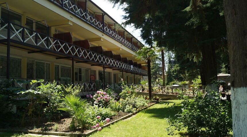 Отель Пицунда в Пицунде на поезде.jpg Отель Пицунда в Пицунде на поезде.jpg