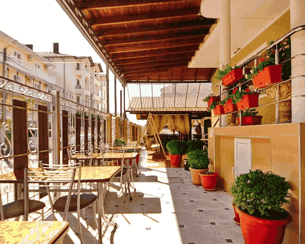 Гостевой дом Александрия на Добской-столы со стульями_36.png