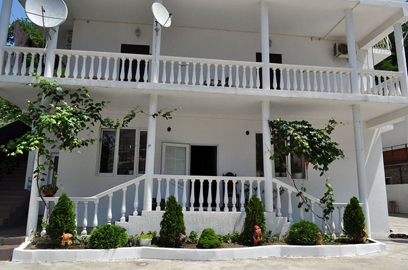 Гостевой дом Дубовая роща в Лермонтово вид на фасад.jpg