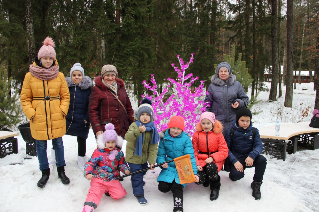 Возле вольеров с животными в поместье Деда мороза группа Туристической Компании Аркиам-Тур