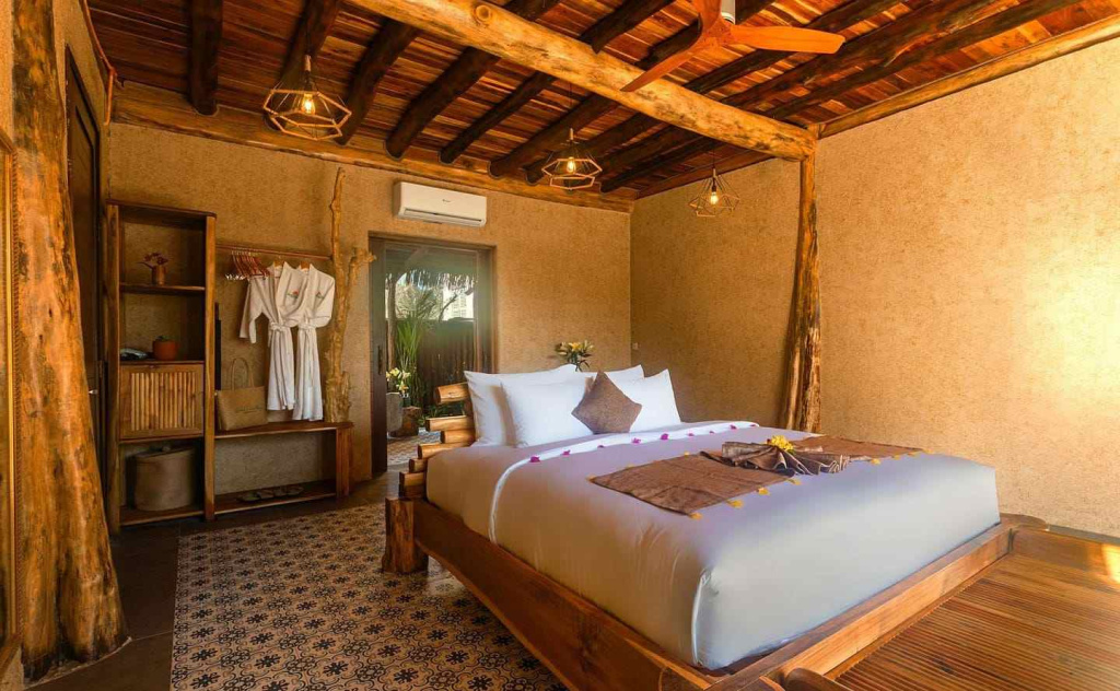 Ocean Bay Resort & Spa Phu Quoc 5 двуспальная кровать в отеле.jpeg