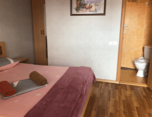 Гостевой дом У моря, номер с двуспальной кроватью.png Гостевой дом У моря, номер с двуспальной кроватью.png