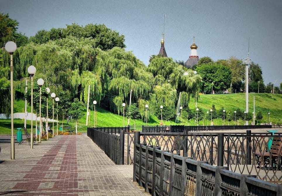 Храм вид с набережной, Речица.jpg