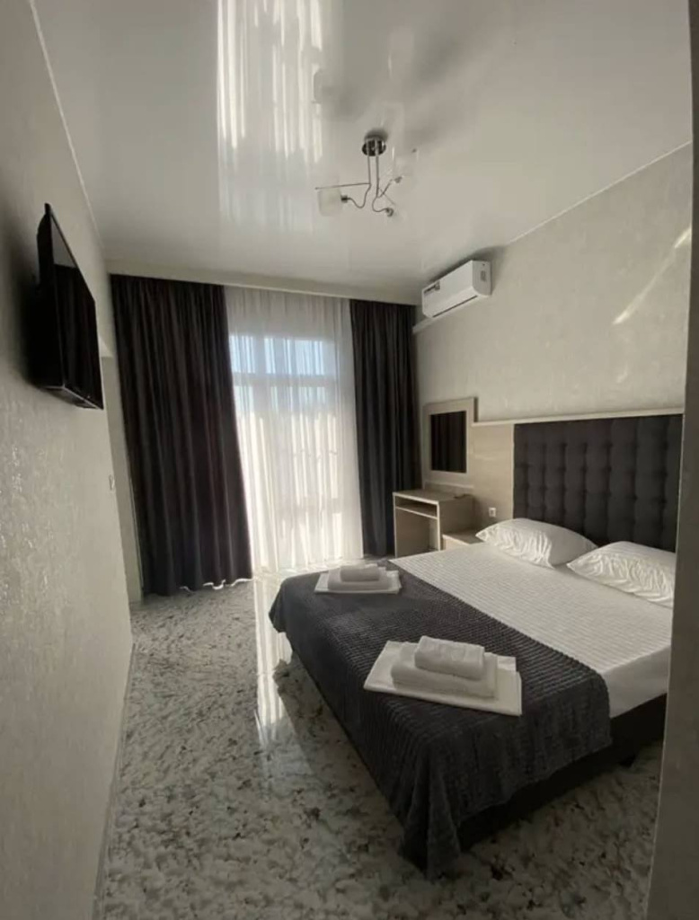 Гостевой дом Альфа, Кабардинка, двуспальная кровать вид сбоку.jpeg