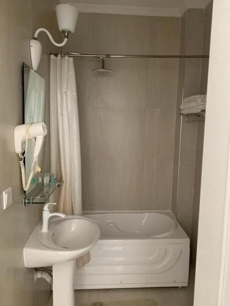 Санузел в отеле GB в Кобулети.jpg