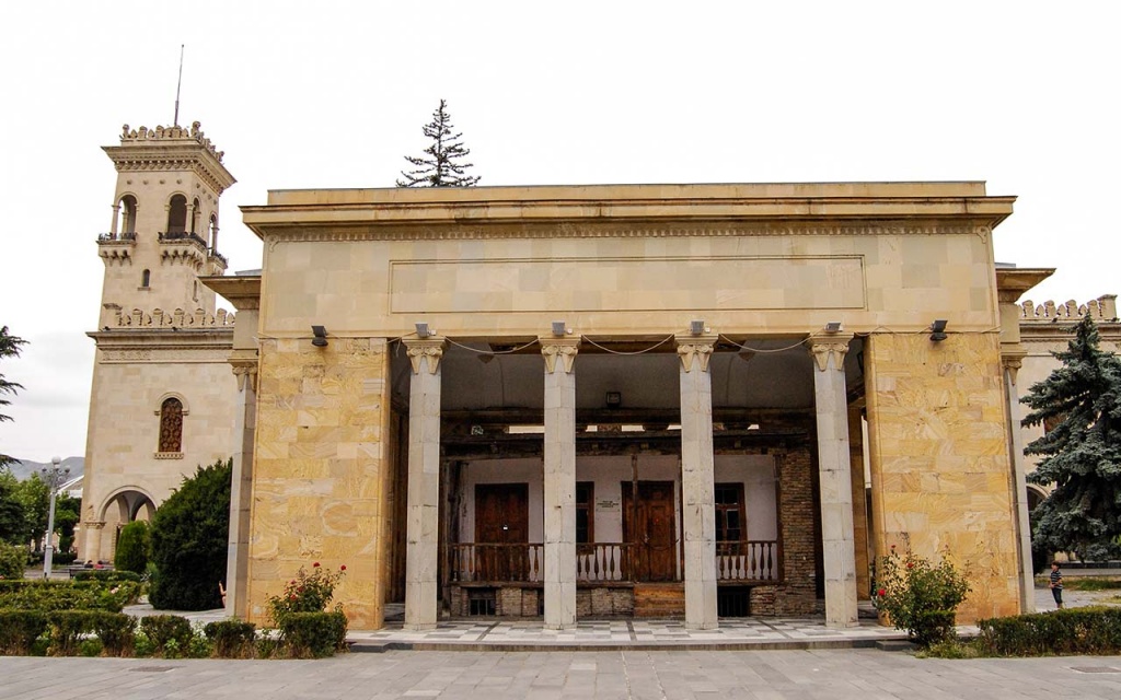 Dom-muzey-Stalina-v-Gori.jpg
