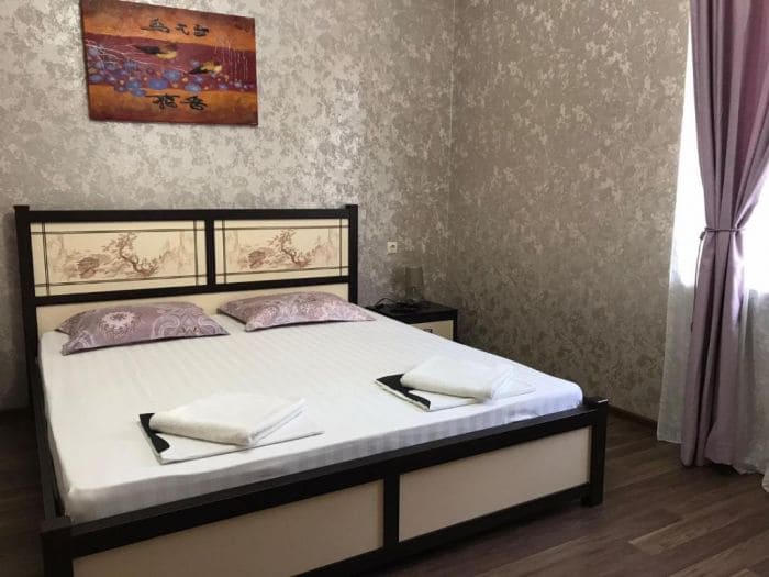 Отель София, номер с двуспальной кроватью.jpg Отель София, номер с двуспальной кроватью.jpg