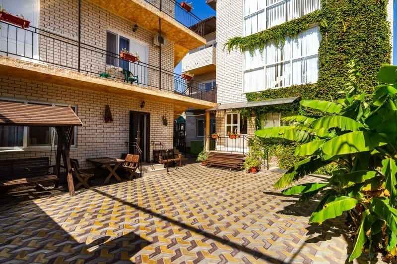 Гостевой дом у моря, Джемете- возле дома.jpg