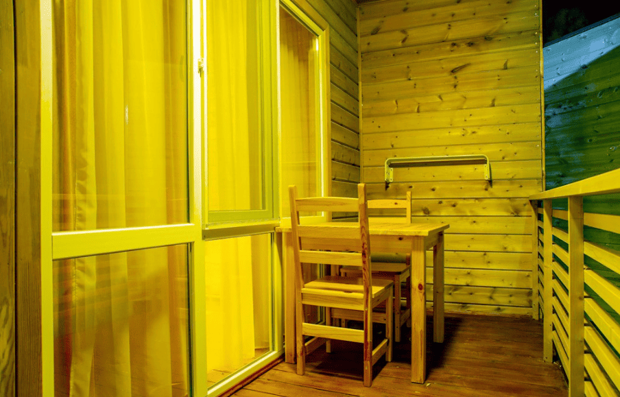 Отель Анакопия Клаб территори, веранда в деревянном коттедже.png