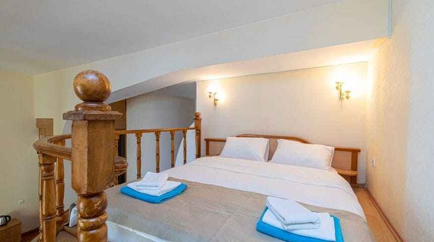 Отель Страна Души в Сухум, Абхазия- двуспальная кровать.jpg