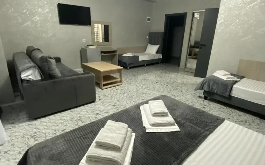 Номер в гостевом дом Альфа в Кабардинке 4-х местный сбоку.jpg