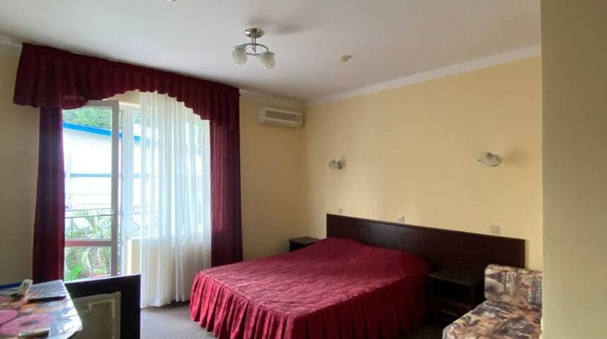 Гостевой дом София на Медовой номер с двуспальной кроватью.jpg