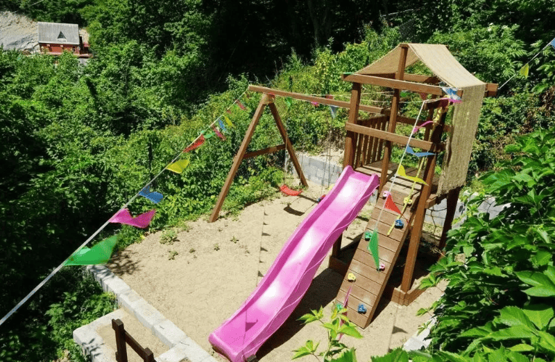 Гостевой дом Виноград в Лермонтово, детская площадка.png