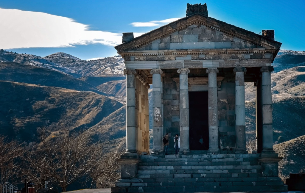 храм Гарни -вид спереди.jpg