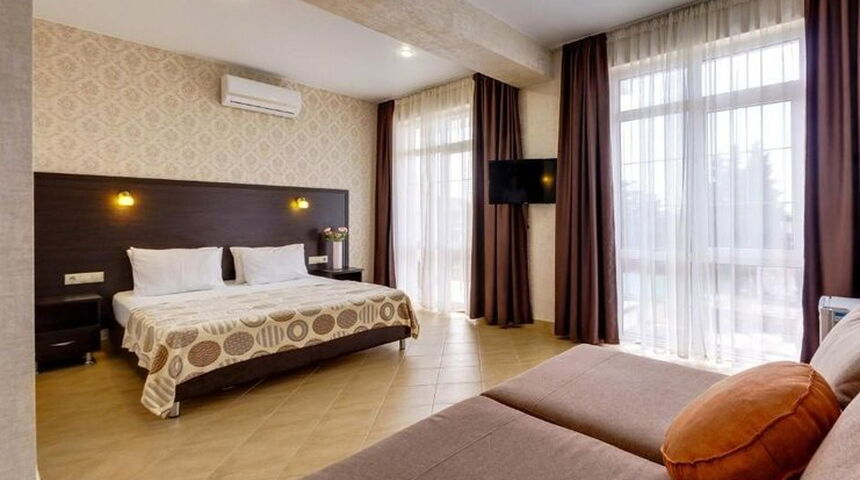 Гостевой дом Лаура номер с двуспальной кроватью и телевизором.jpg