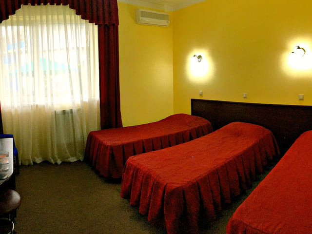 Гостевой дом София на Медовой номер на три раздельные кровати.jpg