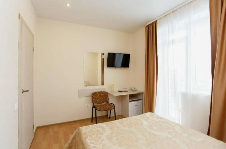 Гостиница Белые ночи, Петразоводск вид на телевизор и зеркало.png