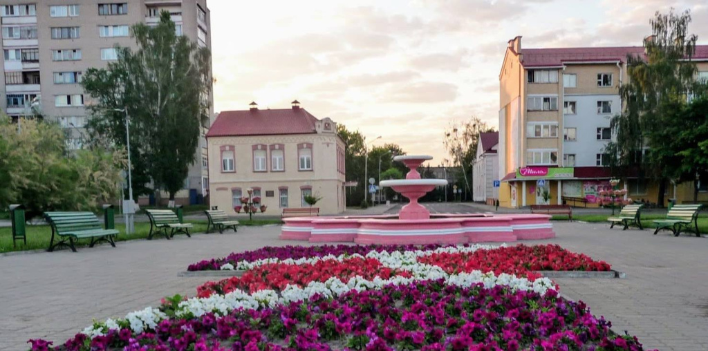 Лунинец центр города- клумба цветов.jpg