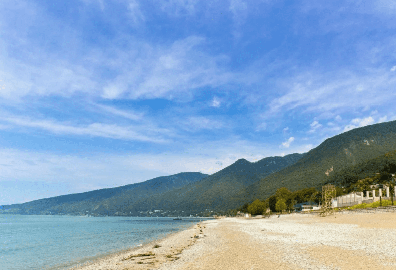 Отель Руслан в Гаграх, вид на пляже.png