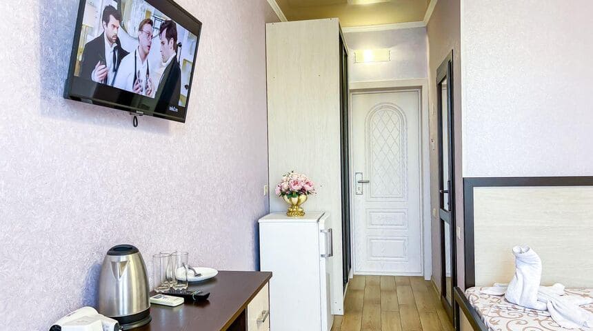 Гостевой дом Карс в Витязево -номер с телевизором.jpg