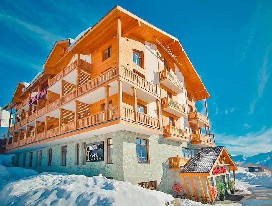 Отель Gudauri Inn вид с бока.jpg