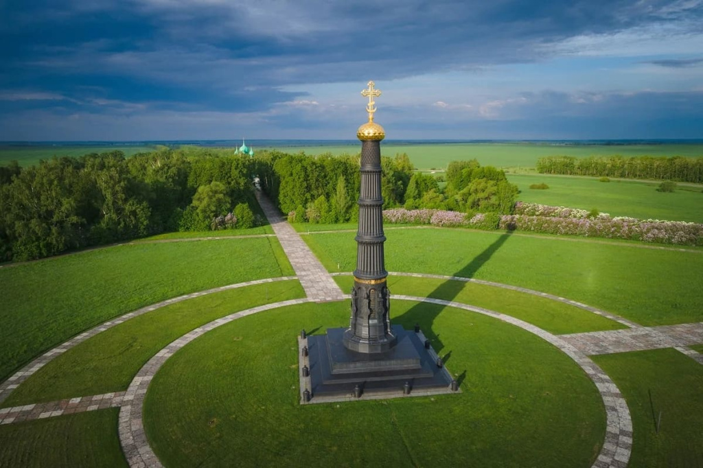 Музей Куликово поле-стелла.jpg Музей Куликово поле-стелла.jpg