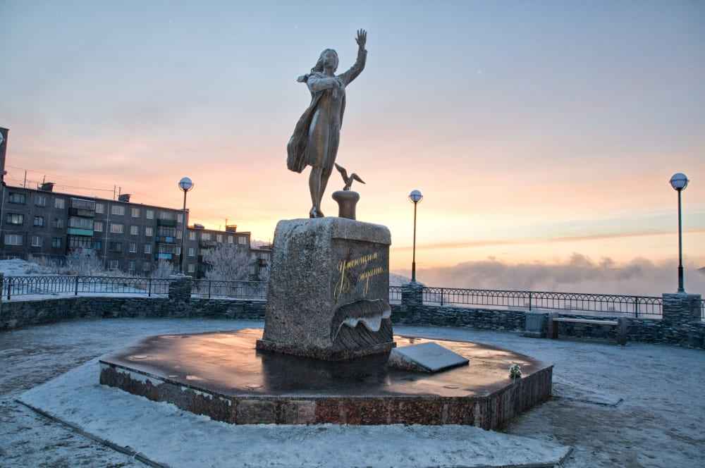 Памятник Ждущая ,Мурманск.jpg