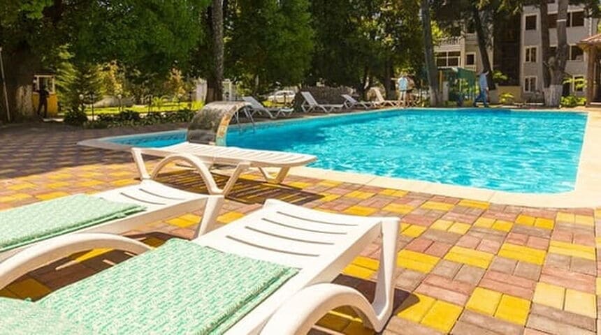 Отель Водопад в Новом Афоне, бассейн сбоку.jpg