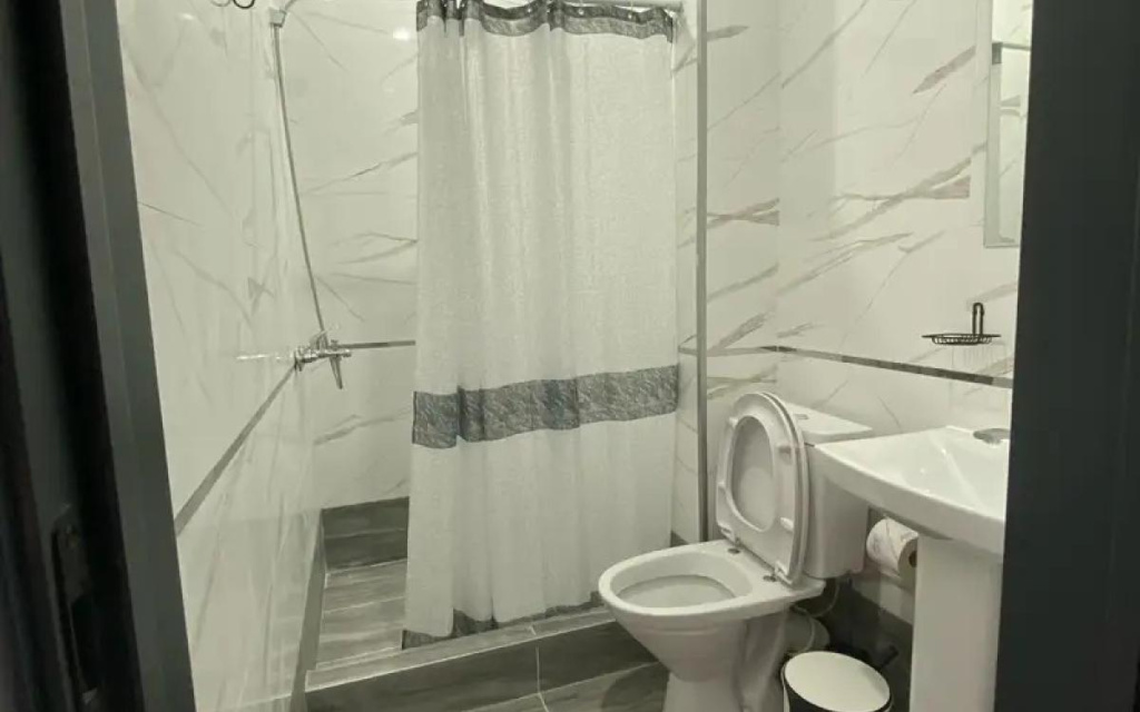 Номер в гостевом дом Альфа в Кабардинке, санузел.jpg