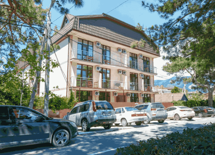 Гостевой дом Тельмана 23 в Геленджике -вид на здание со стороны.png