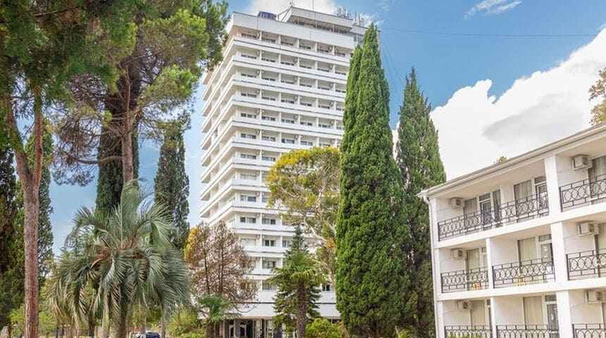 Отель Страна Души в Сухум, Абхазия - вид с боку.jpg