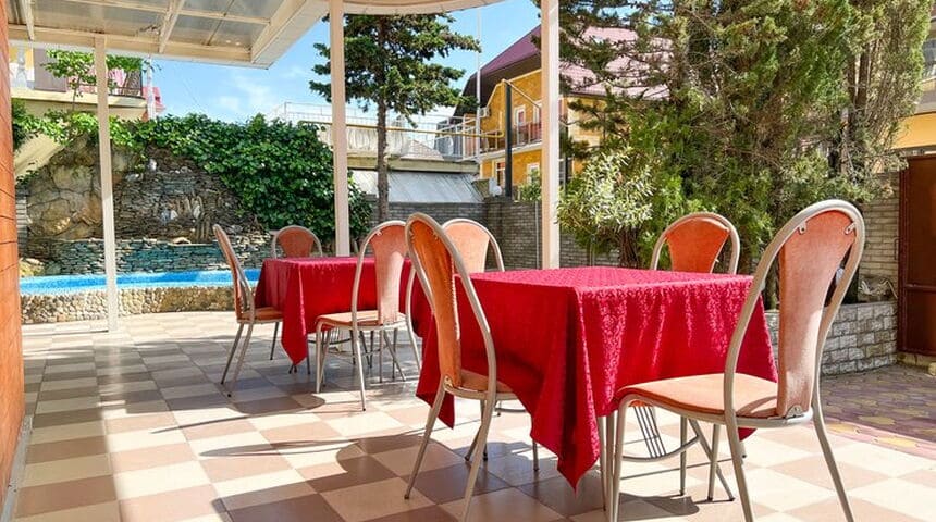 Гостевой дом Шарм в Адлере- столики у бассейна.jpg