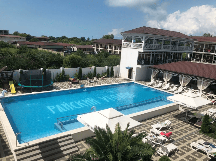 Отель Райский уголок в Ахаладзы вид на сверху на бассейн.png Отель Райский уголок в Ахаладзы вид на сверху на бассейн.png